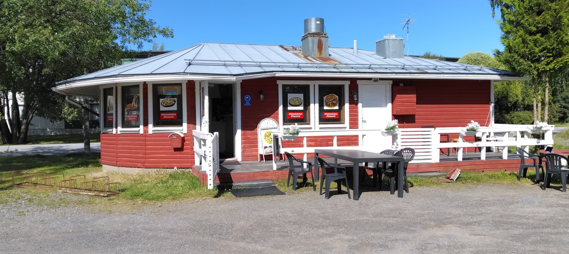 Hietalahden Pizzerian punainen rakennus Tiilitehtaankadulla