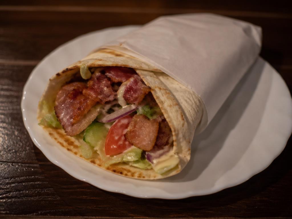 Pekonirulla – Pekoni, salaatti, tomaatti, kurkku, sipuli, kastike.
