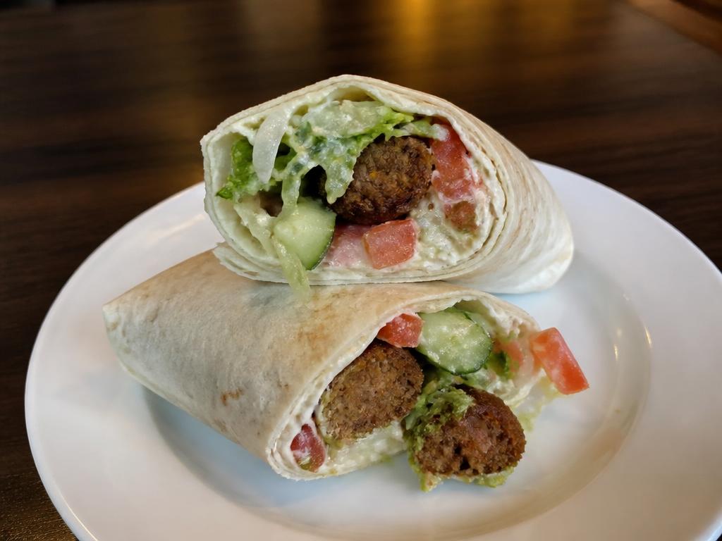 Falafelrulla – Falafel, salaatti, tomaatti, kurkku, sipuli, kastike.