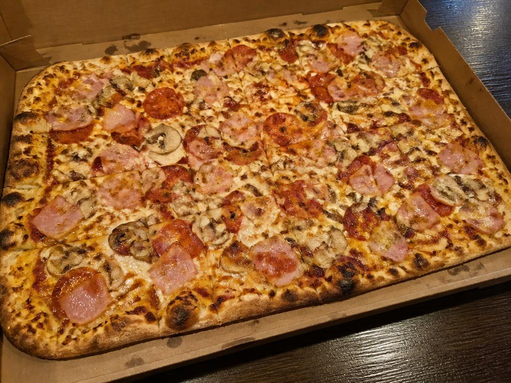 Oman valinnan perhepizza – Valitse 3 täytettä.