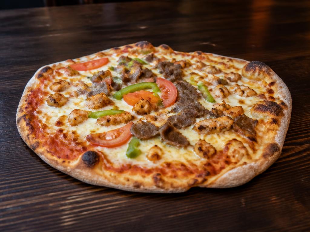 Halal Pizza – Tomaattikastike, mozzarella, kana, kebab, tomaatti, paprika.