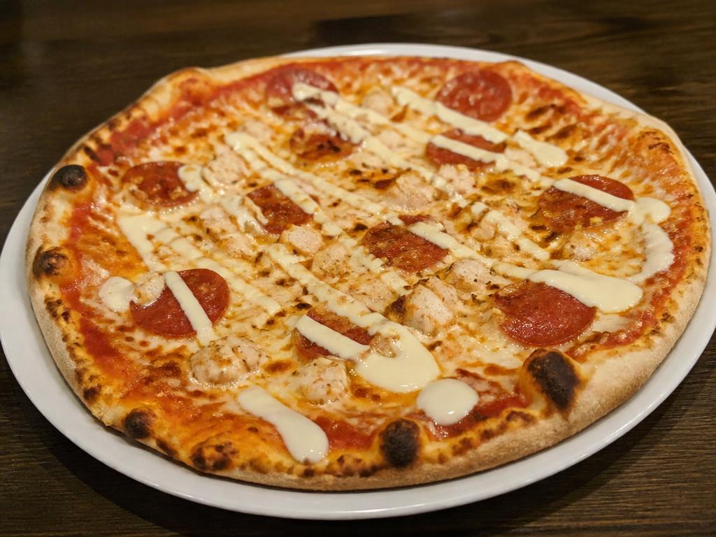 Hot Pizza – Tomaattikastike, mozzarella, kana, pepperoni, valkosipulikastike.