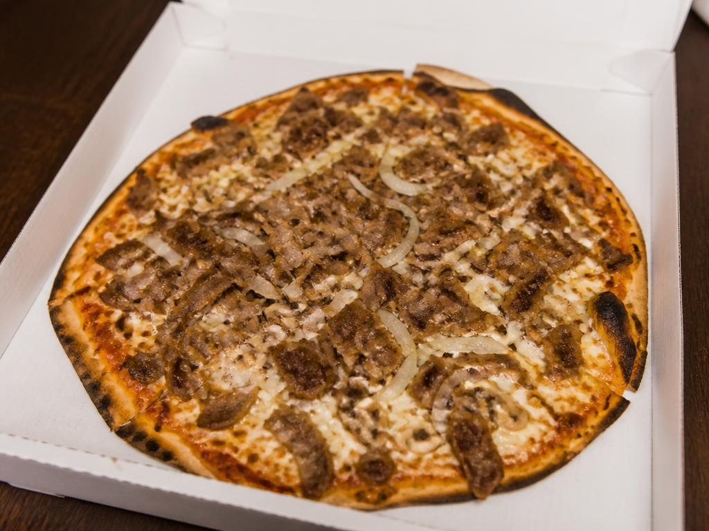 Kebab Pizza – Tomaattikastike, mozzarella, kebab, sipuli, valkosipuli, herkkusienet.