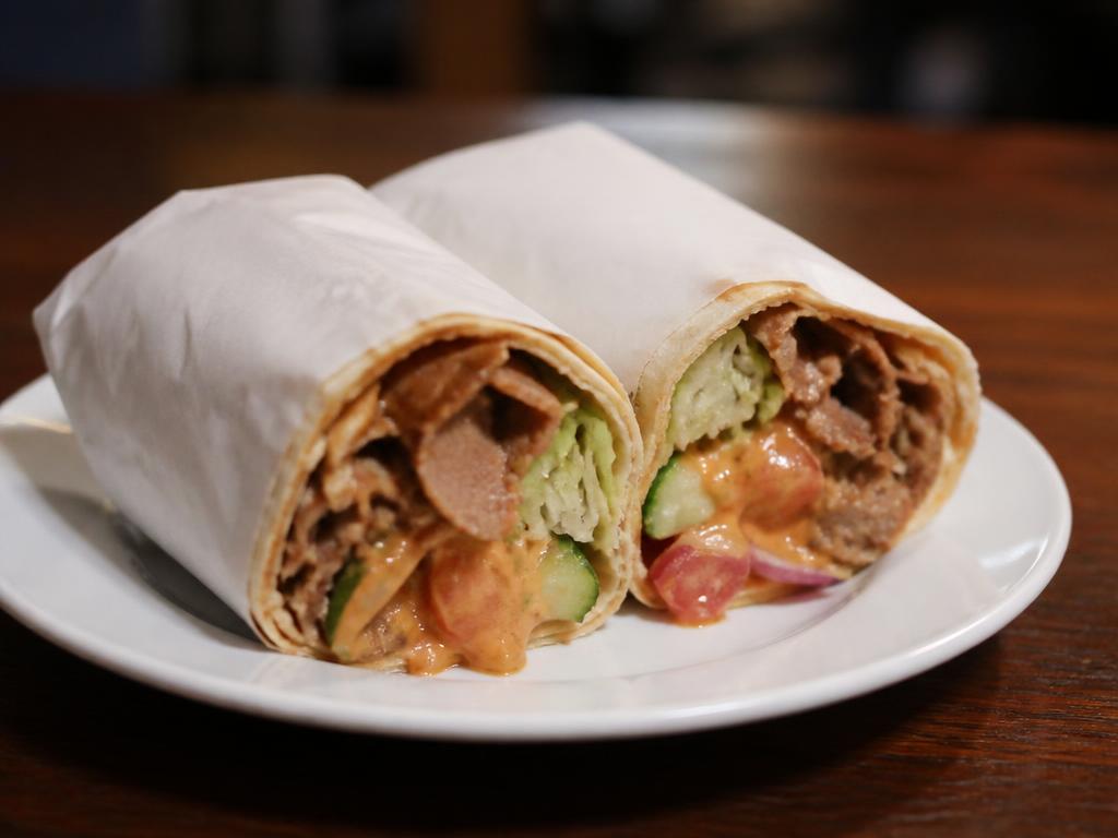 Kebabrulla – Kebab, salaatti, tomaatti, kurkku, sipuli, kastike.