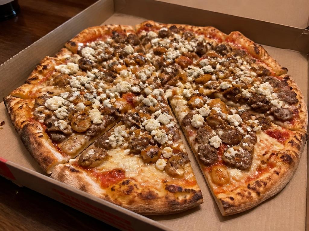 Kebab Special – Tomaattikastike, mozzarella, kebab, kana, fetajuusto, aurajuusto, valkosipuli.