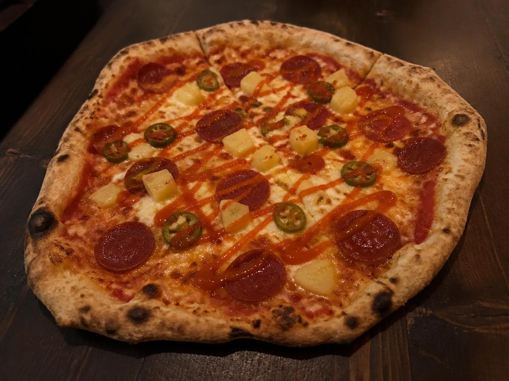Mexicana – Tomaattikastike, mozzarella, pepperoni, jalapeño, ananas, chilikastike.