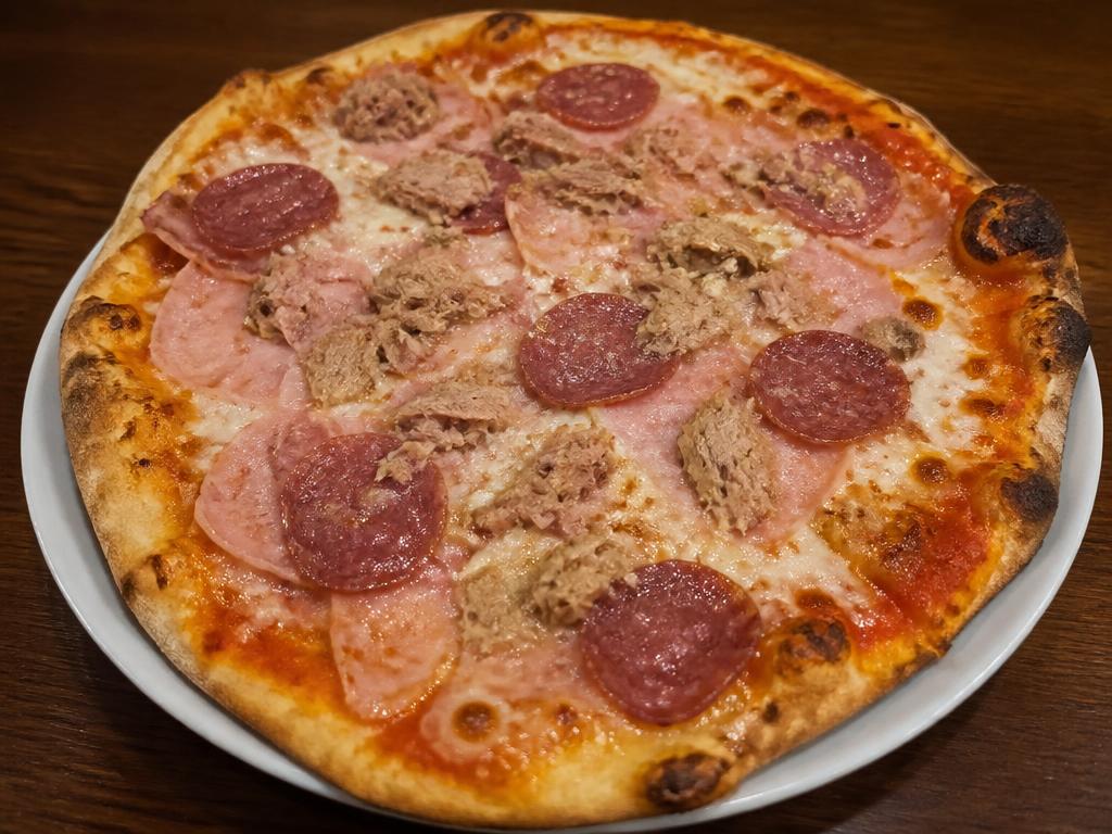 Opera Special – Tomaattikastike, mozzarella, kinkku, tonnikala, salami.