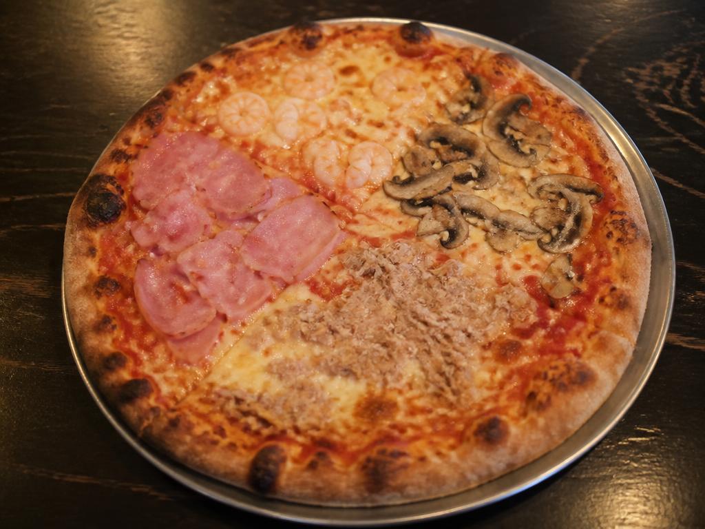 Quattro Stagioni – Tomaattikastike, mozzarella, kinkku, tonnikala, katkarapu, herkkusienet.