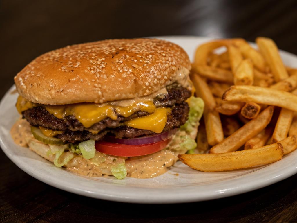 Smash Burger -ateria – Naudanlihapihvi, cheddarjuusto, salaatti, tomaatti, sipuli, suolakurkku, burgerikastike ja rapeat ranskalaiset.