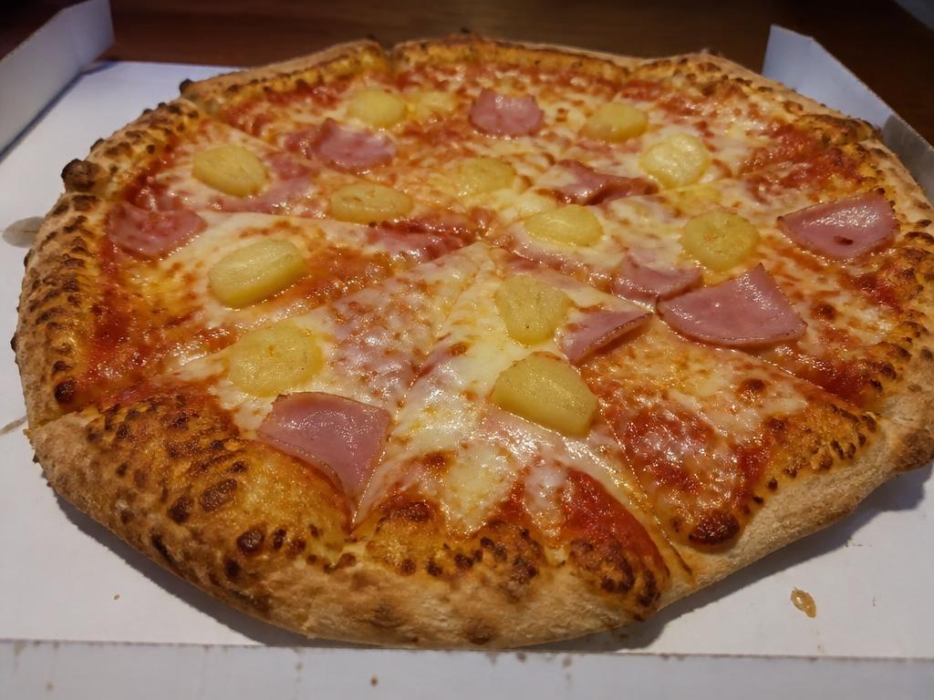 Tropicana – Tomaattikastike, mozzarella, kinkku, ananas.